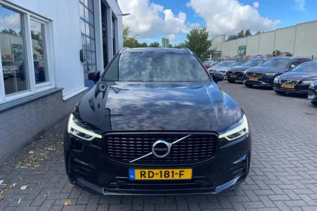 Volvo XC60 (2017) thumbnail 3