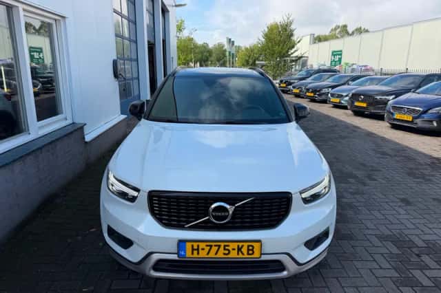 Volvo XC40 (2020) thumbnail 3