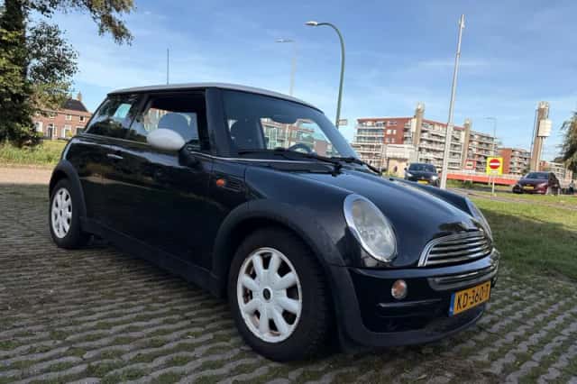 MINI Cooper (2003) thumbnail 3