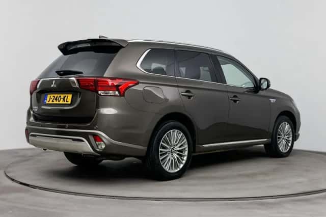 Mitsubishi Outlander (2020) thumbnail 2