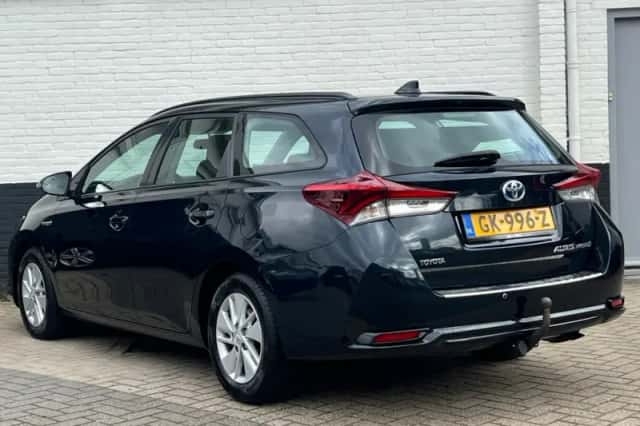 Toyota Auris (2015) thumbnail 3