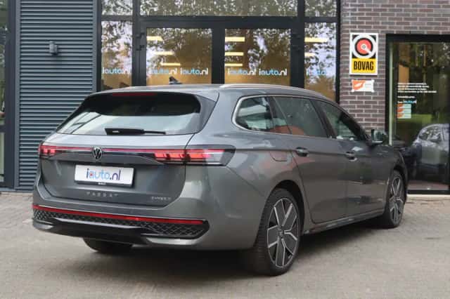 Volkswagen Passat (2024) thumbnail 2