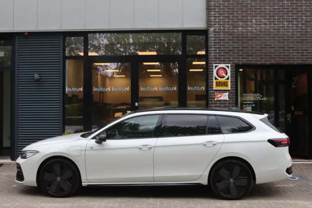 Volkswagen Passat (2025) thumbnail 3