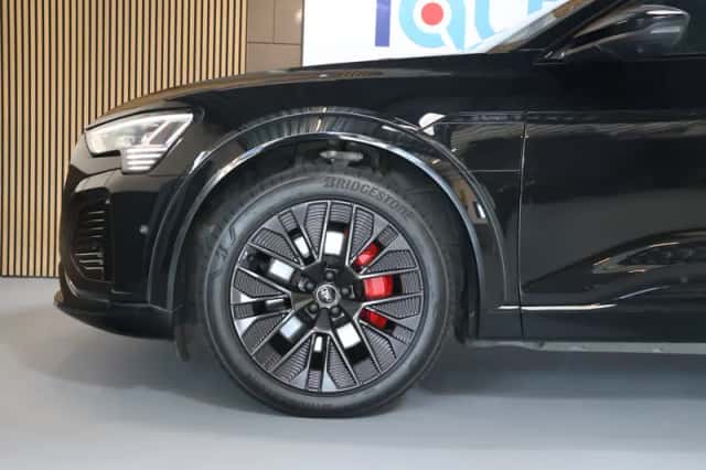 Audi Q8 e-tron (2023) thumbnail 5
