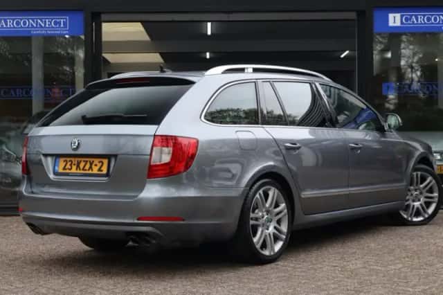 Škoda Superb (2010) thumbnail 2