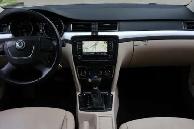 Škoda Superb (2010) thumbnail 3