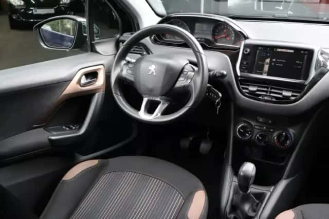 Peugeot 208 (2013) thumbnail 2