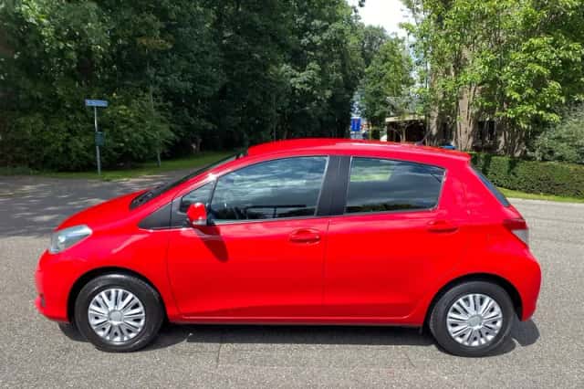 Toyota Yaris (2012) thumbnail 2