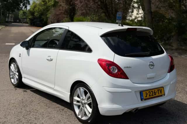 Opel Corsa (2011) thumbnail 4