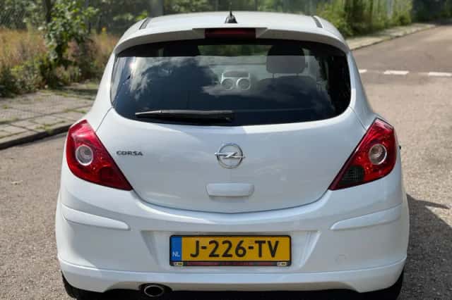 Opel Corsa (2011) thumbnail 5