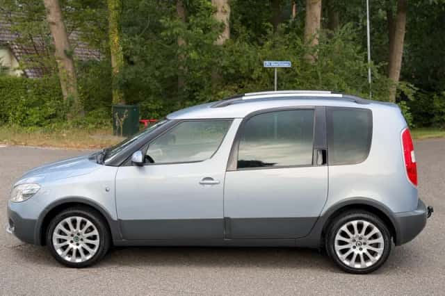 Škoda Roomster (2010) thumbnail 2