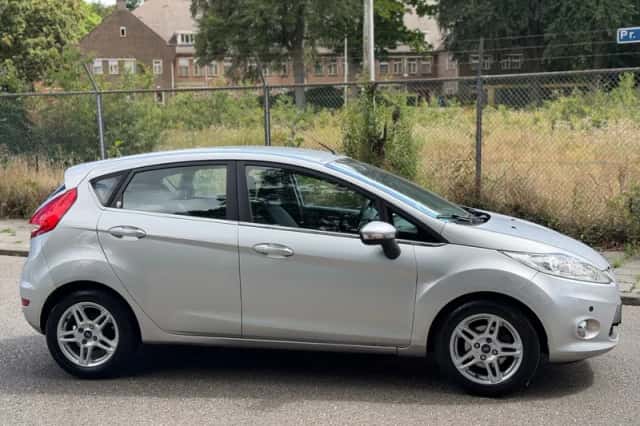 Ford Fiesta (2009) thumbnail 6