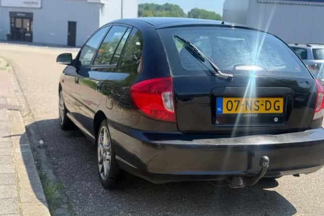Kia Rio (2004) thumbnail 3