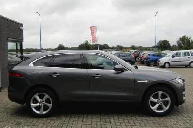 Jaguar F-Pace (2019) thumbnail 4