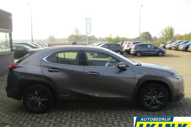 Lexus UX (2019) thumbnail 3