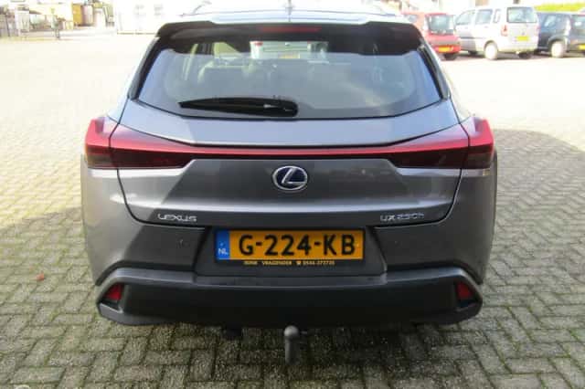 Lexus UX (2019) thumbnail 4