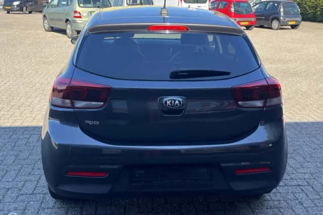 Kia Rio (2017) thumbnail 4