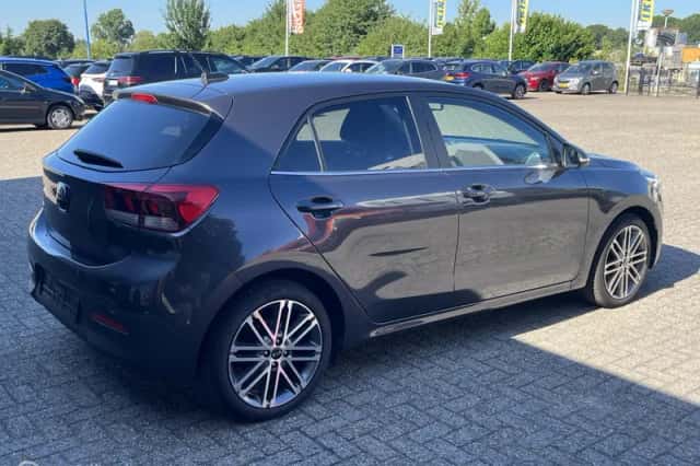 Kia Rio (2017) thumbnail 5