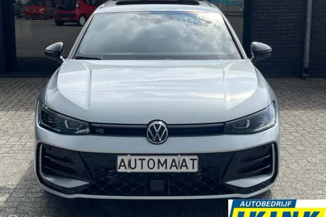 Volkswagen Passat (2024) thumbnail 2
