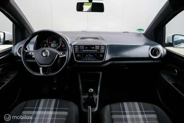 Volkswagen Up! (2016) thumbnail 5