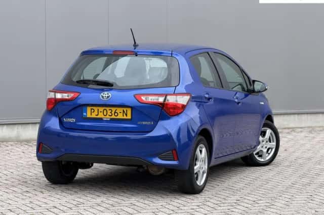 Toyota Yaris (2017) thumbnail 3