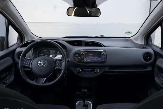 Toyota Yaris (2017) thumbnail 5