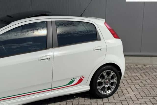 Fiat Grande Punto (2009) thumbnail 2