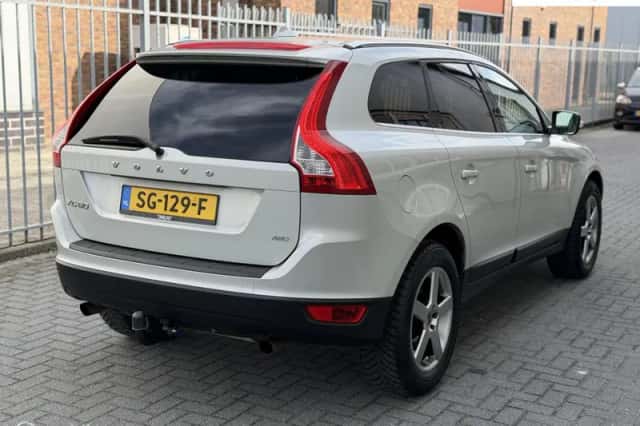 Volvo XC60 (2011) thumbnail 2