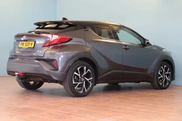 Toyota C-HR (2017) thumbnail 3