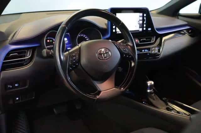 Toyota C-HR (2017) thumbnail 4