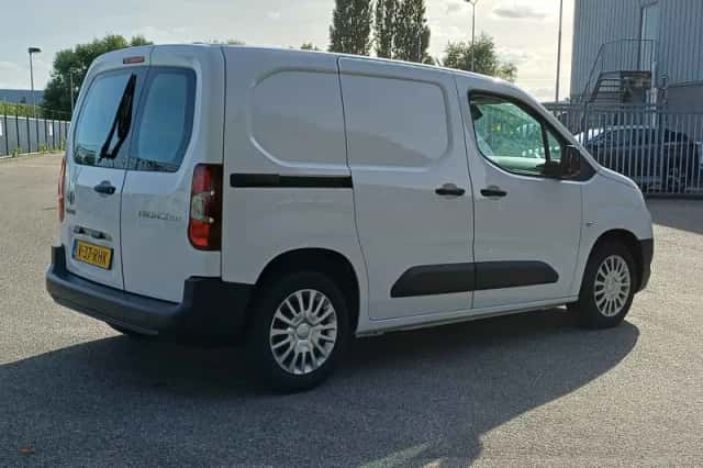 Toyota ProAce City (2023) thumbnail 3