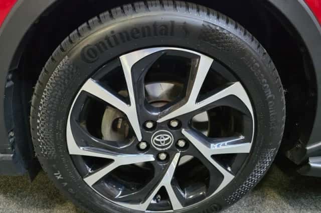 Toyota C-HR (2020) thumbnail 2