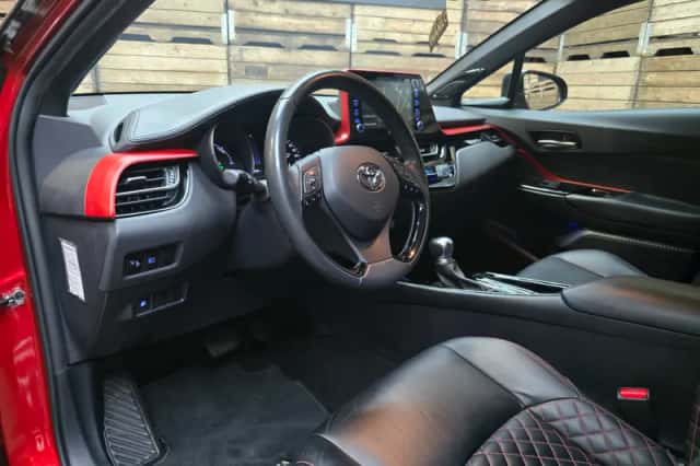 Toyota C-HR (2020) thumbnail 3