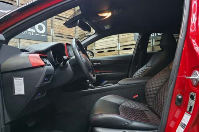 Toyota C-HR (2020) thumbnail 5