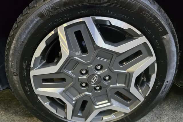 Hyundai Santa Fe (2023) thumbnail 2