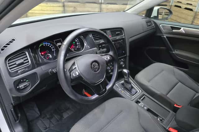 Volkswagen E-Golf (2017) thumbnail 3