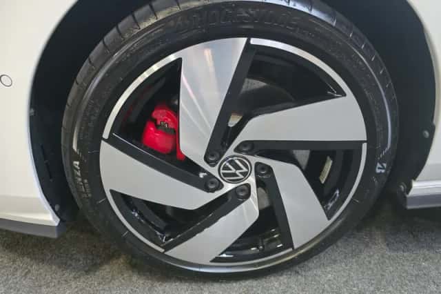 Volkswagen Golf (2025) thumbnail 2