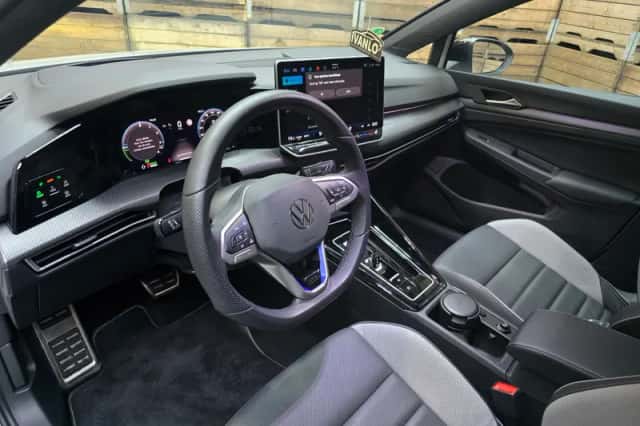 Volkswagen Golf (2025) thumbnail 3