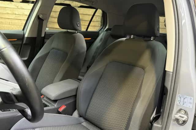 Volkswagen Golf (2021) thumbnail 6
