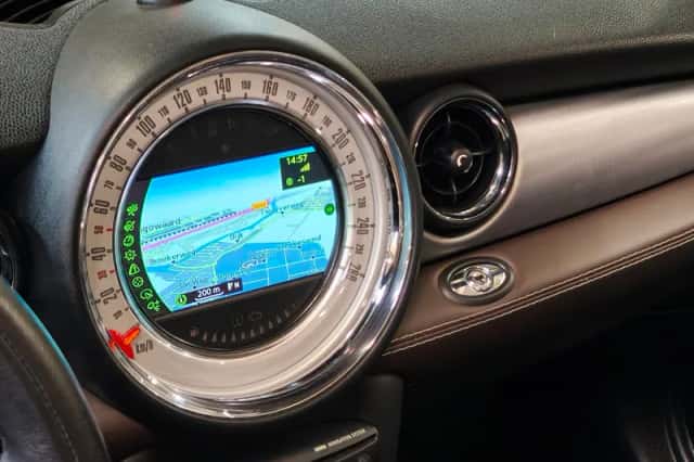 MINI Cabrio (2012) thumbnail 3