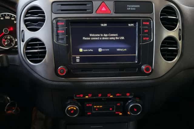 Volkswagen Tiguan (2010) thumbnail 2