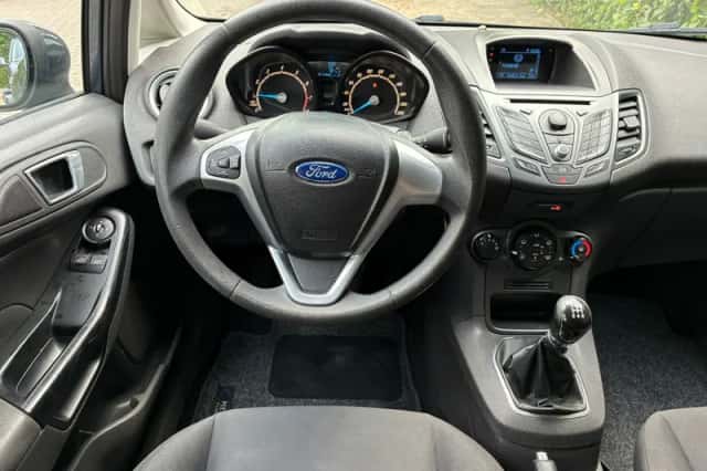 Ford Fiesta (2013) thumbnail 3