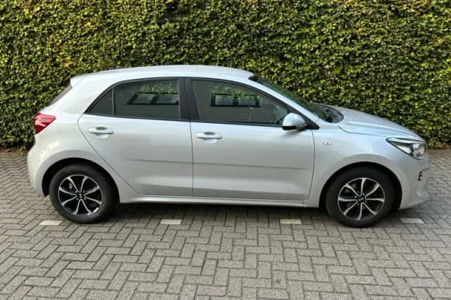 Kia Rio (2017) thumbnail 3