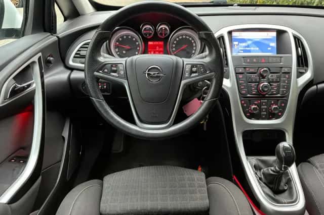 Opel Astra (2014) thumbnail 2