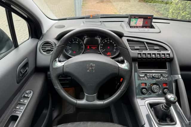 Peugeot 3008 (2010) thumbnail 2