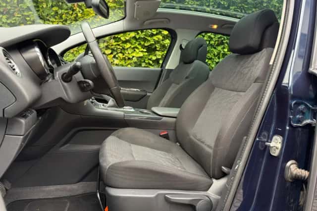 Peugeot 3008 (2010) thumbnail 3