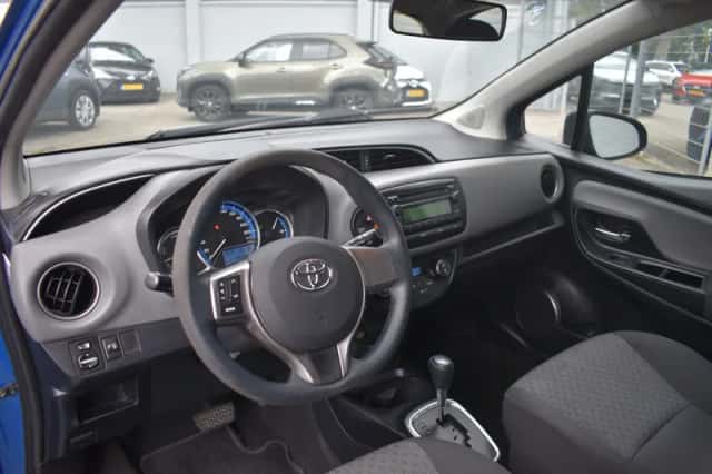Toyota Yaris (2015) thumbnail 4