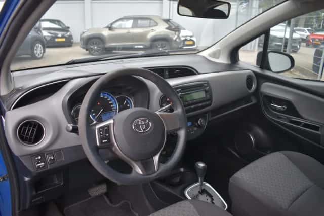 Toyota Yaris (2015) thumbnail 4