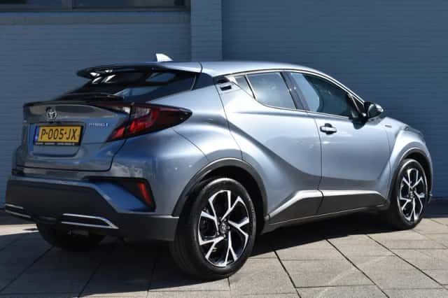 Toyota C-HR (2022) thumbnail 3