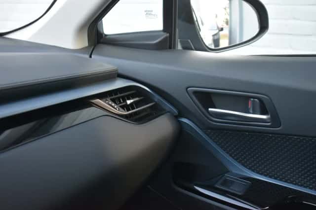 Toyota C-HR (2022) thumbnail 4